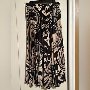 Tahari Black and Cream Abstract Pleated Skirt